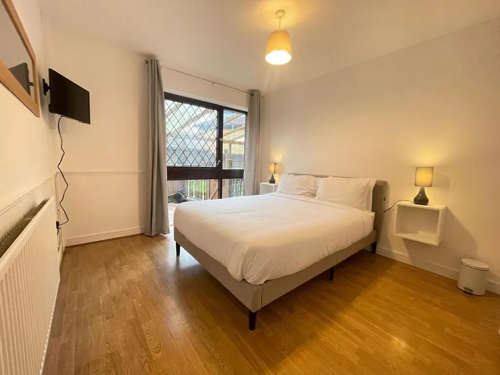 Private Spacious Room In Beckton London